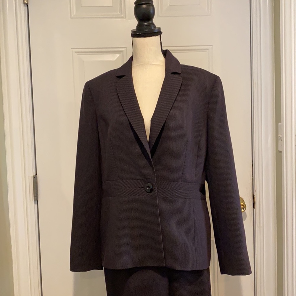 Stunning Le Suit Purple Pinstripes Pantsuit - 14